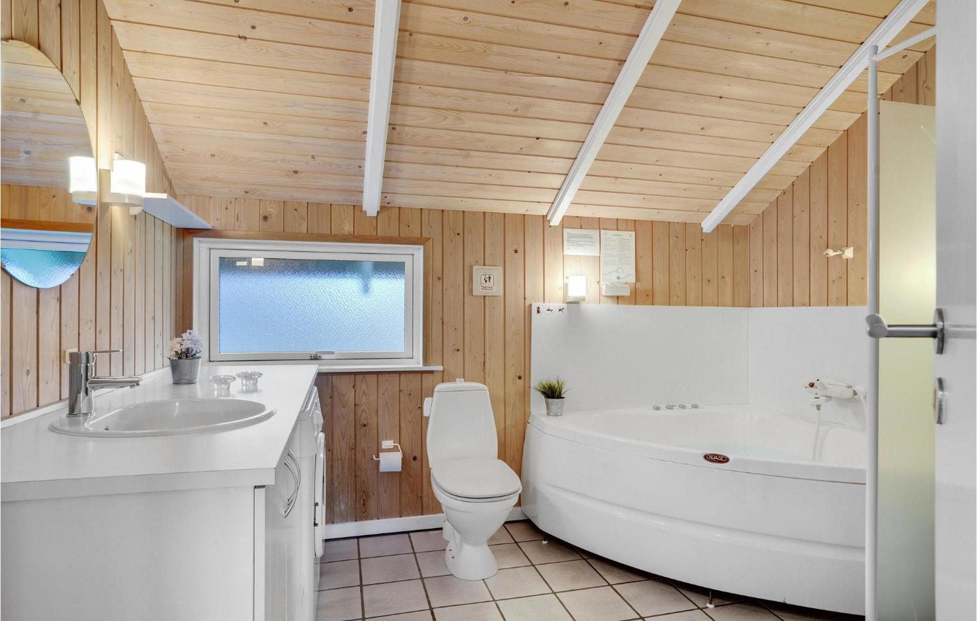 4 Bedroom Lovely Home In ブラーバンド エクステリア 写真